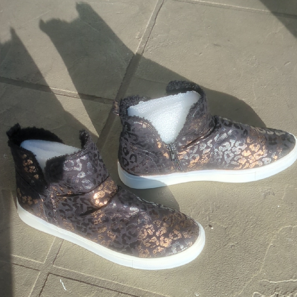 (NEW) Very G Blk & Gold Leopard Print Sneakers Women's Size 10 High top.